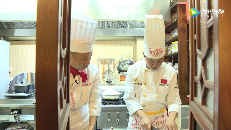 江欣灿教导徒弟阿福烹饪太史田鸡冬瓜用沸水煮过,田鸡