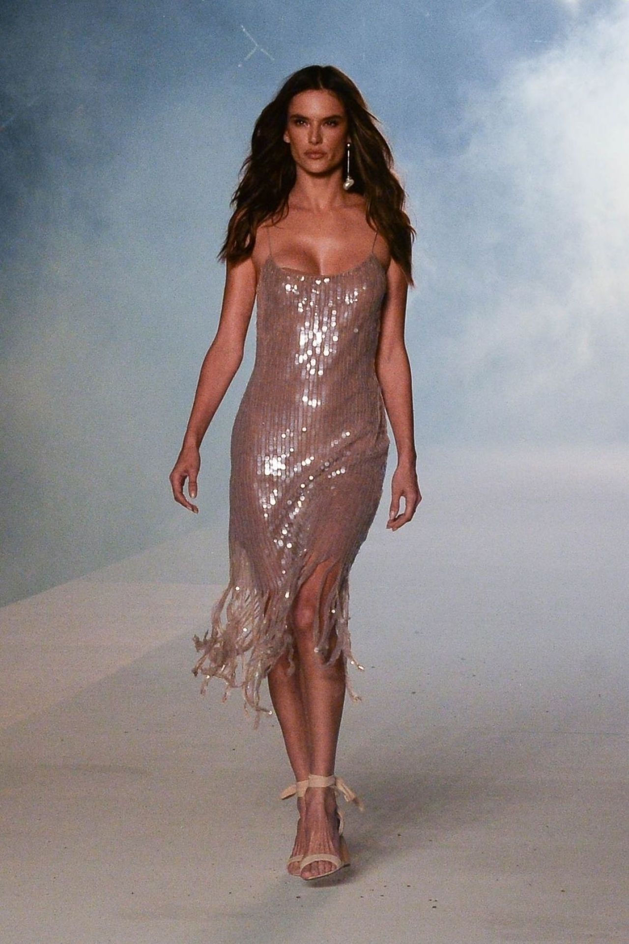 巴西超模亚历山大·安布罗休金粉长裙出席洛杉矶活动