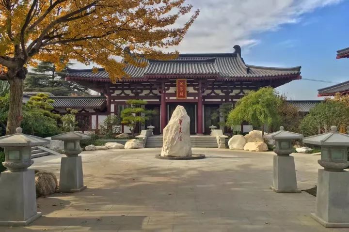 骊山漫山红叶 占尽深秋风情 冬 温泉浸润华清宫,漫雪轻抚飞霜殿 置身