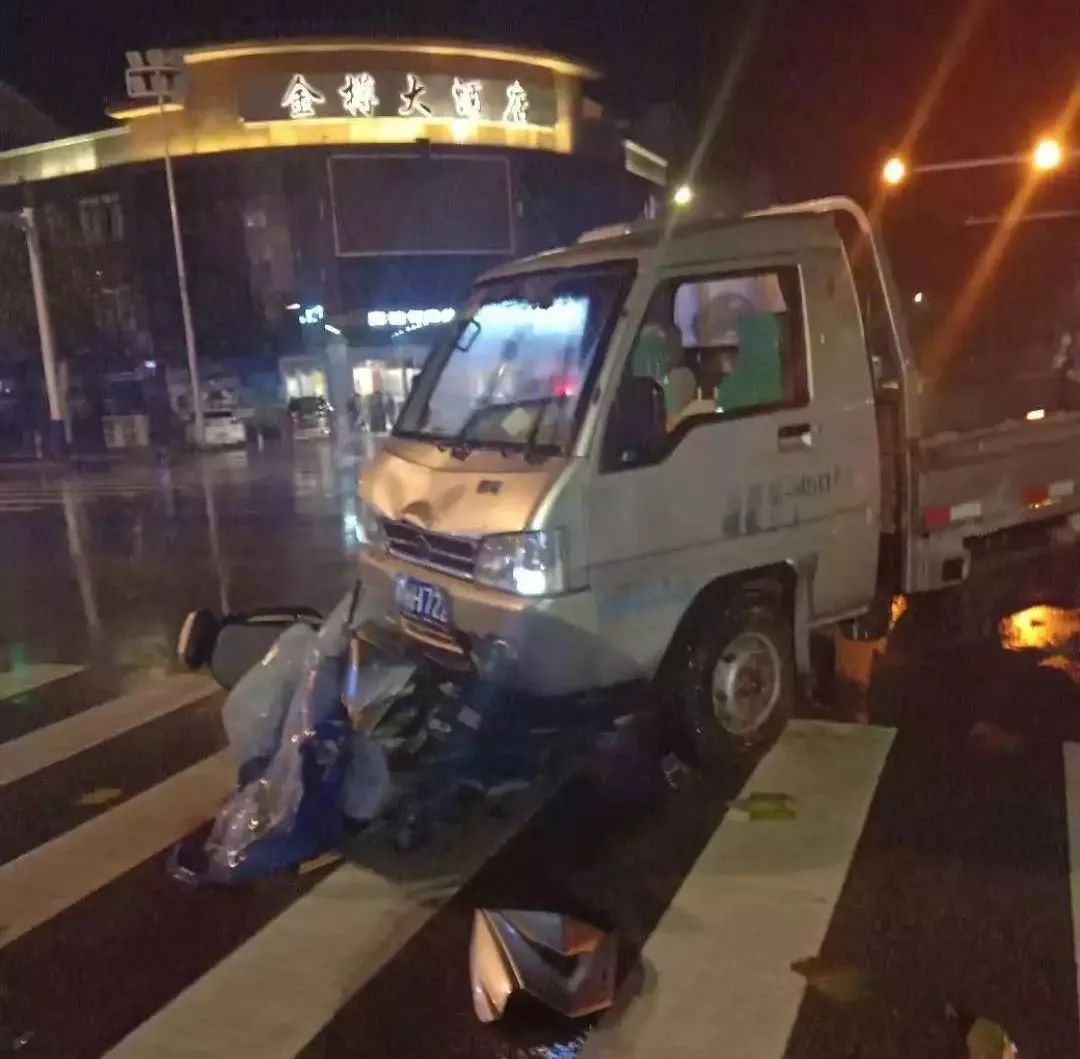 中扬红绿灯路口发生车祸一男子骑车被压小货车车底