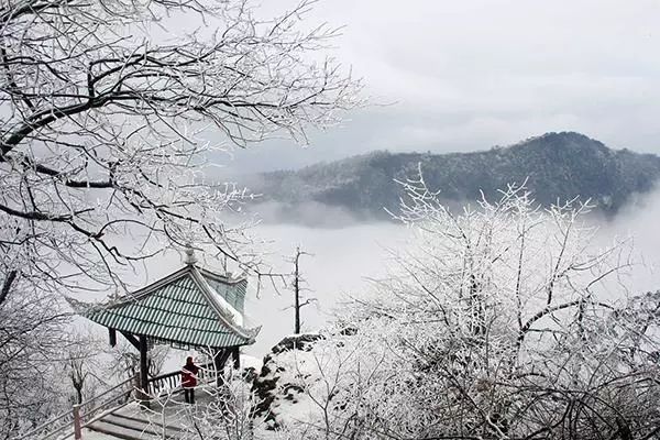 大雪晚来天欲雪能饮一杯无