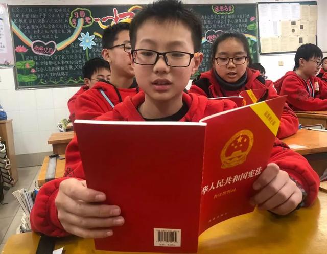 横山桥初中学生读宪法漕桥小学学生读宪法12月4日,教育部在北京设立主