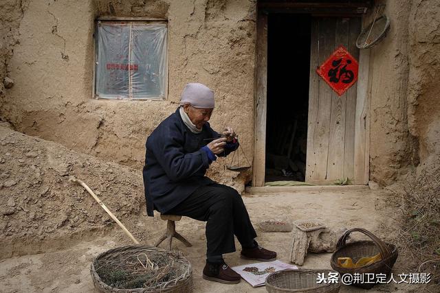 多少老妈妈她孤独的在乡下,从春到冬忙里忙外淡饭粗茶