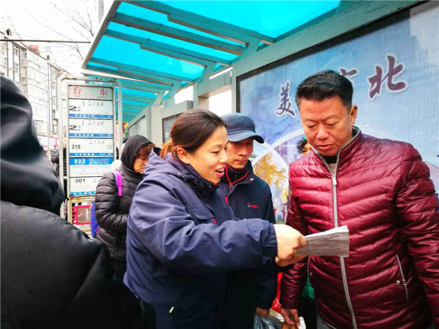 就是这个小姐姐！感动一座城的青岛“最美弯腰女孩”找到了