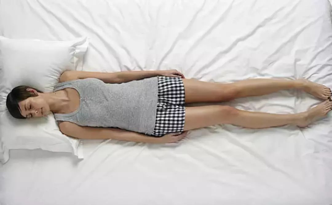 有关专家调查了2000例脑梗塞病人,发现95%以上的病人有着完全侧身睡
