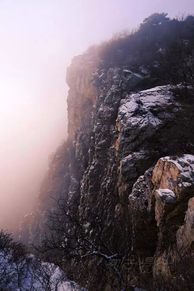 旅游 正文  冰和雪仿佛是冬日的精灵,让嵩山景区的冬天不再萧条寂寞.