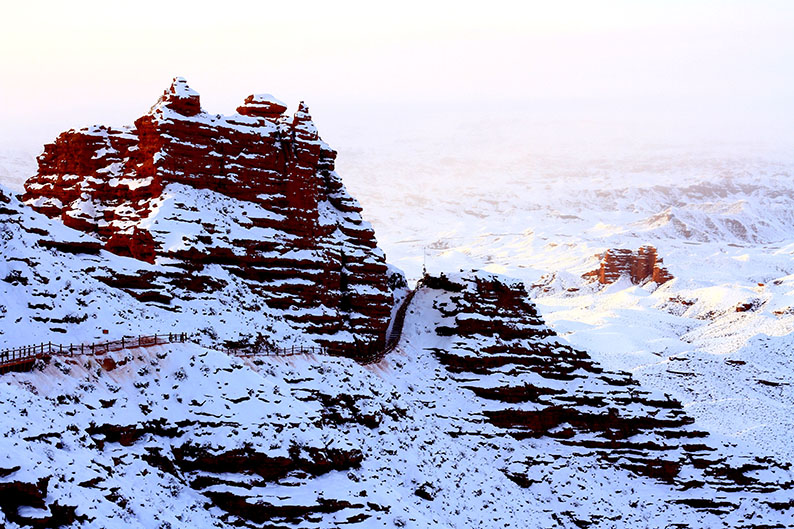 张掖:雪落平山湖丹霞 银装素裹美不胜收