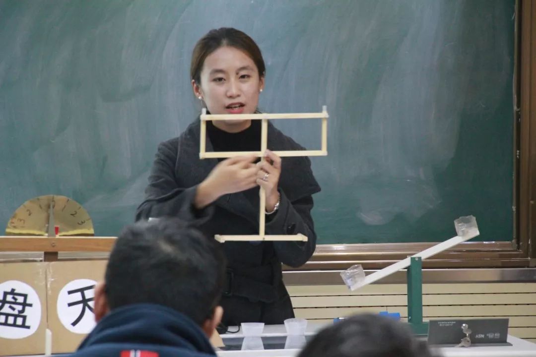 新吴实验学校的陆晨华老师展示了她的"自制托盘天平模型"实验.