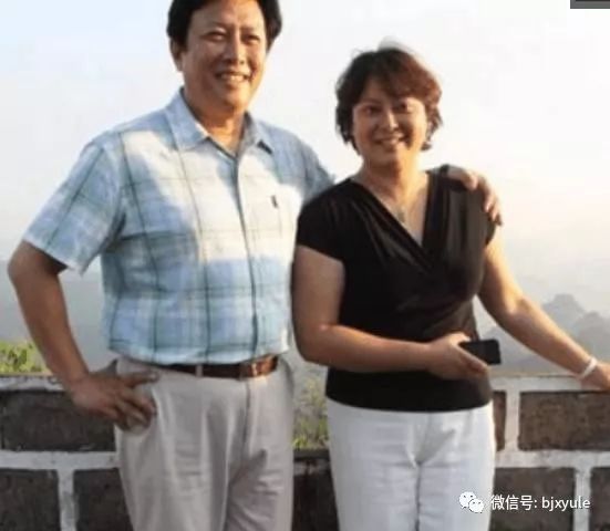 66歲唐國強與二婚妻子近照，兩人因戲生情，前妻除夕夜自殺