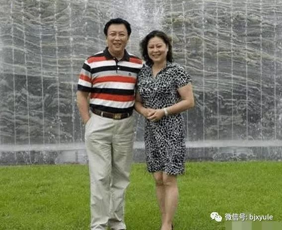 66歲唐國強與二婚妻子近照，兩人因戲生情，前妻除夕夜自殺