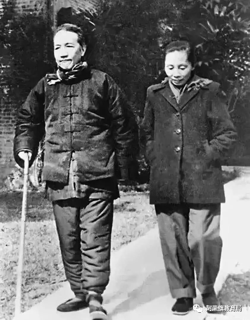 晚年陈寅恪夫妇饭后散步1953年,郭沫若和李四光邀他北上,担任中国科学