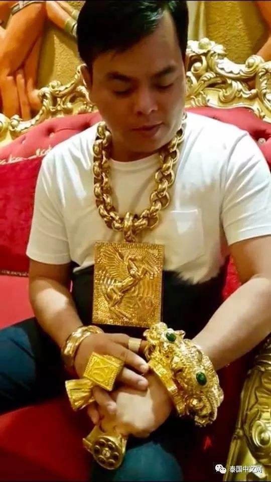 酋长都服,越南土豪炫富:日常佩戴13公斤黄金首饰