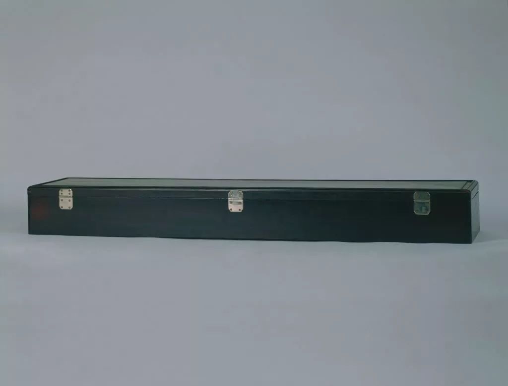 "玉玲珑"琴,唐,通长122cm,隐间111.8cm,额宽19cm,肩宽19.6cm,尾宽13.