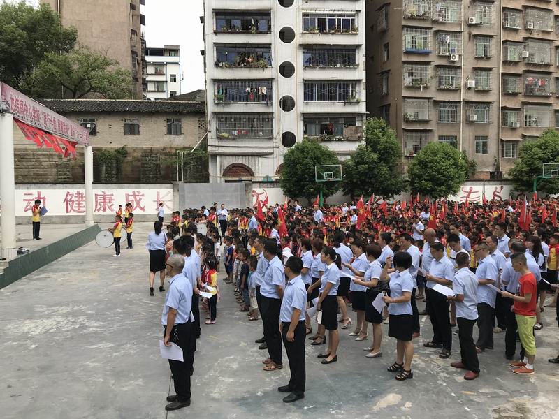 资中县龙结镇中心学校学生代表面向全体师生宣誓