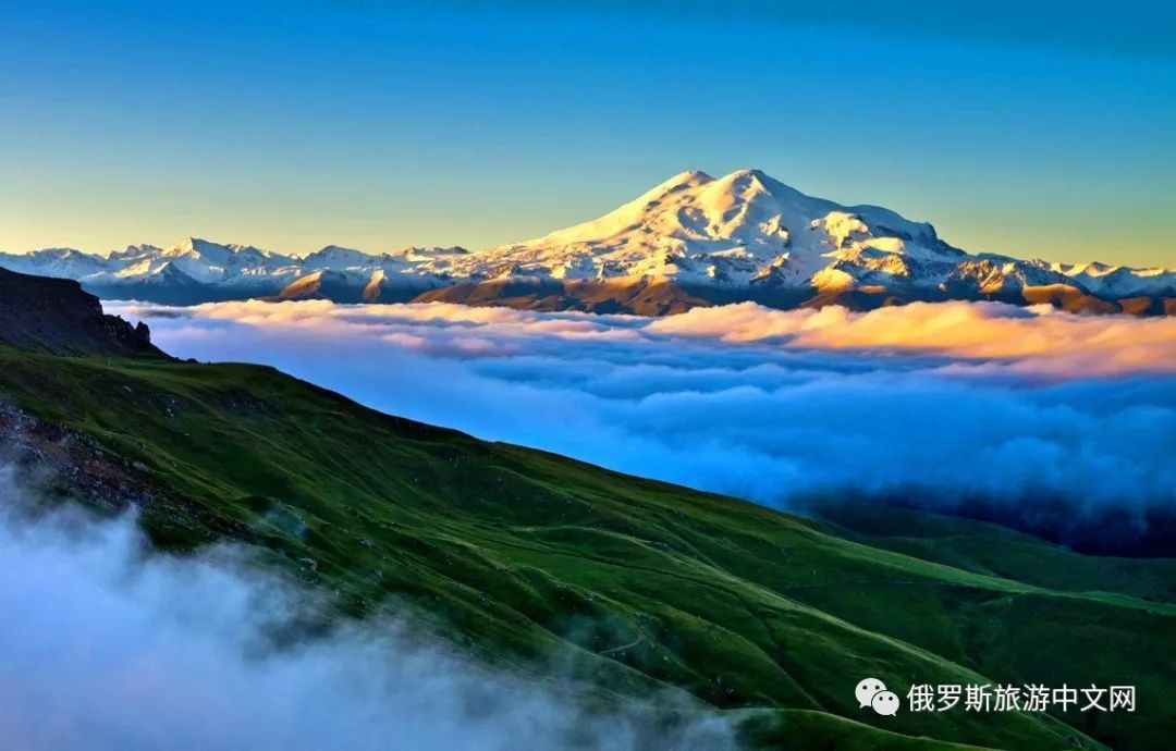 别卢哈山是俄罗斯境内阿尔泰山脉中最高的山,山顶终年的积雪和缭绕的