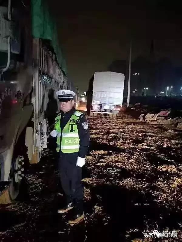 司机驾驶不慎将重型货车侧翻,江夏交警雨中奋战十小时