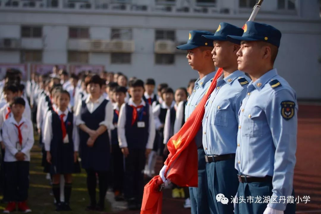 部队战士展军姿行为规范记我心空军部队国旗班战士到丹霞小学示范升旗