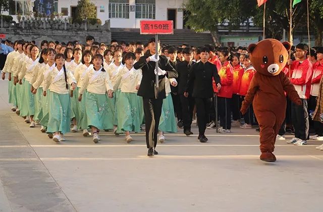 腾冲市民族完全中学第六届体育 文化艺术活动周隆重开幕