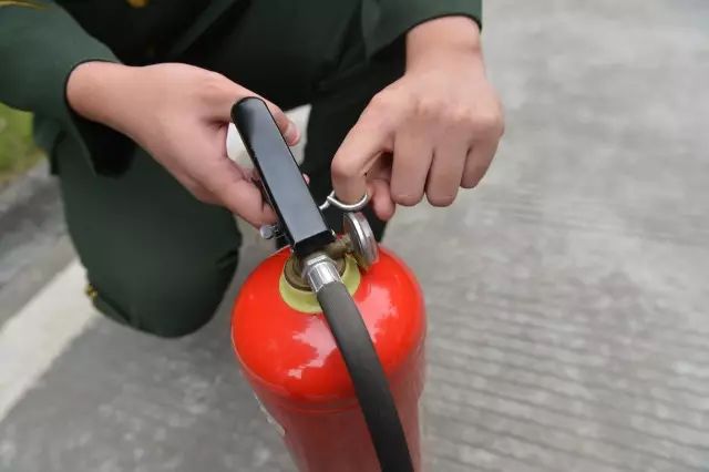 有管手提式干粉灭火器的使用方法: 1 使用前要将瓶体颠倒几次, 使筒