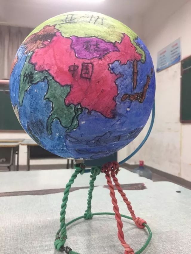 景弘地理初一年级学生地球仪制作活动