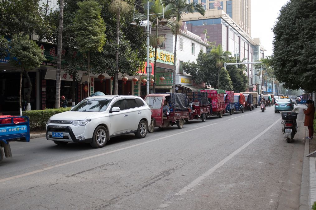 中緬交界的雲南瑞麗，緬甸人開著汽車來中國，幾乎全是同一個品牌 旅行 第1張