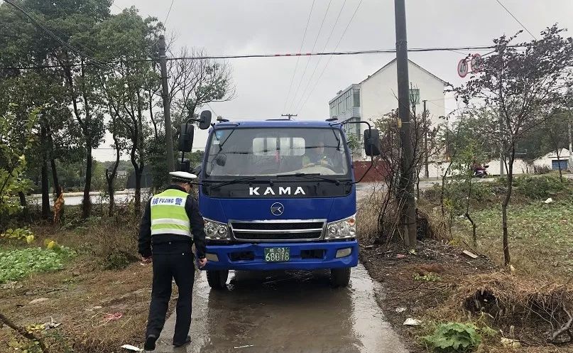 7月以来· 案例一 张某某驾驶一辆变型拖拉机行驶至南湖区新丰镇乍