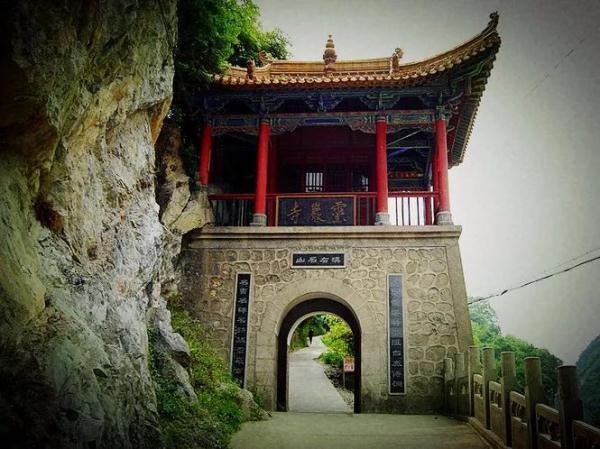 陜西有座1300年的古老寺廟，建在巖洞裡，杜甫蘇軾曾到此遊歷 旅行 第2張