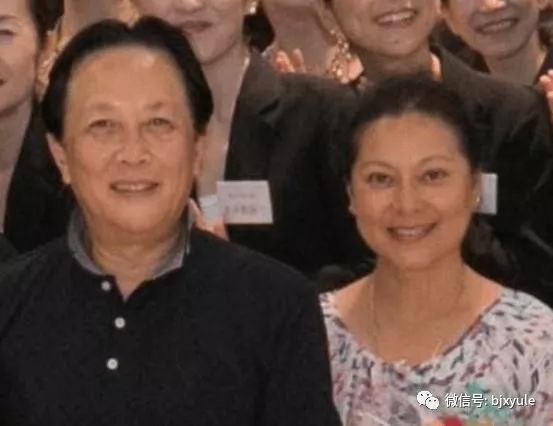 66歲唐國強與二婚妻子近照，兩人因戲生情，前妻除夕夜自殺