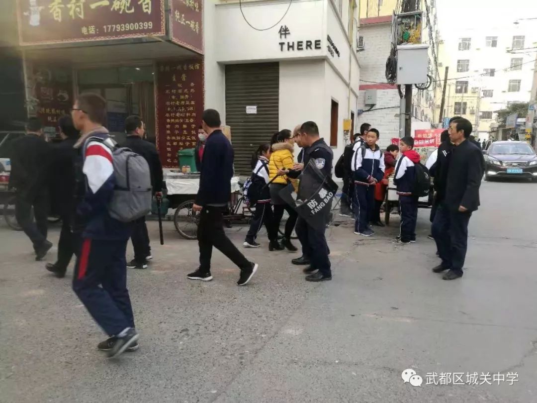 学校领导,校警及护校队成员,手持防爆器械在校门口及八中巷等重点区域