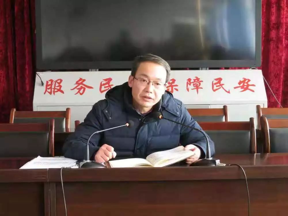 会议由镇党委副书记,镇长许家浩主持,全体镇村两级干部,镇直单位负责