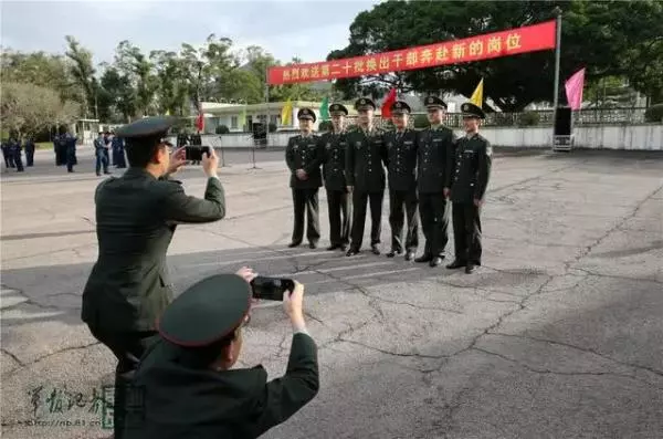 驻香港部队组织进驻香港后第20次军官轮换!~