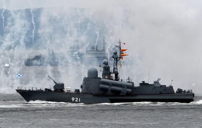 不信邪！乌克兰三艘军舰被俄扣押后，美军舰硬闯俄罗斯海军基地
