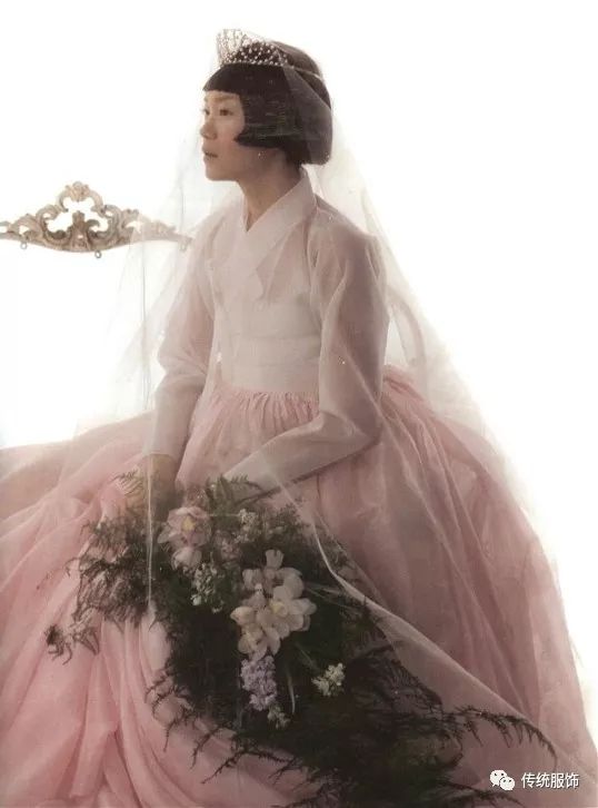 皇后的品格：這身韓服魔改的婚紗，腦殼疼～腦殼疼～～ | 古風新潮 時尚 第22張