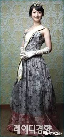 皇后的品格：這身韓服魔改的婚紗，腦殼疼～腦殼疼～～ | 古風新潮 時尚 第3張