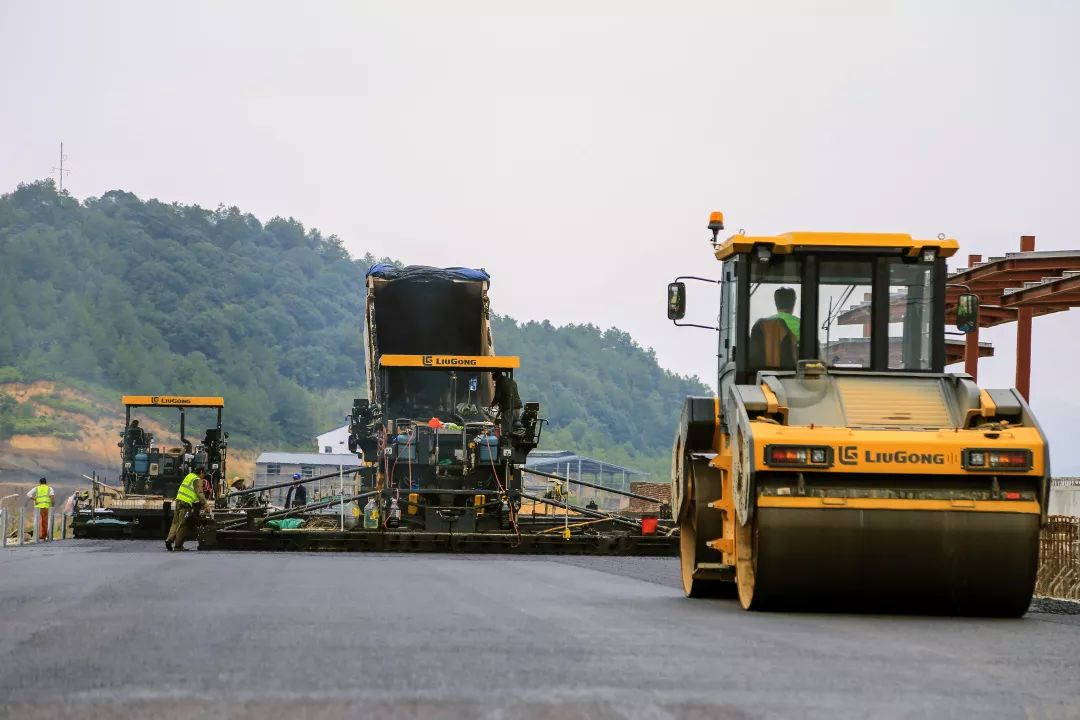 柳工成套路面设备 助力最美生态公路顺利通车