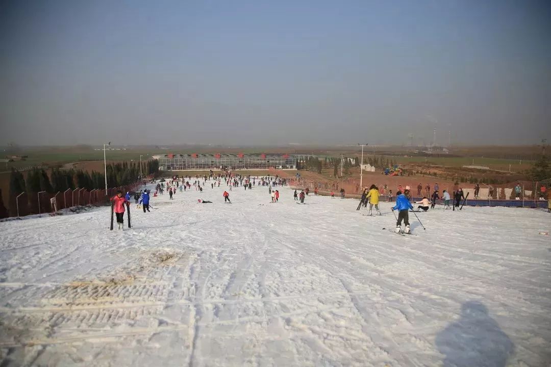 香草园滑雪场着力打造亲子滑雪项目,有雪圈,雪地碰碰车,雪地摩托,马拉