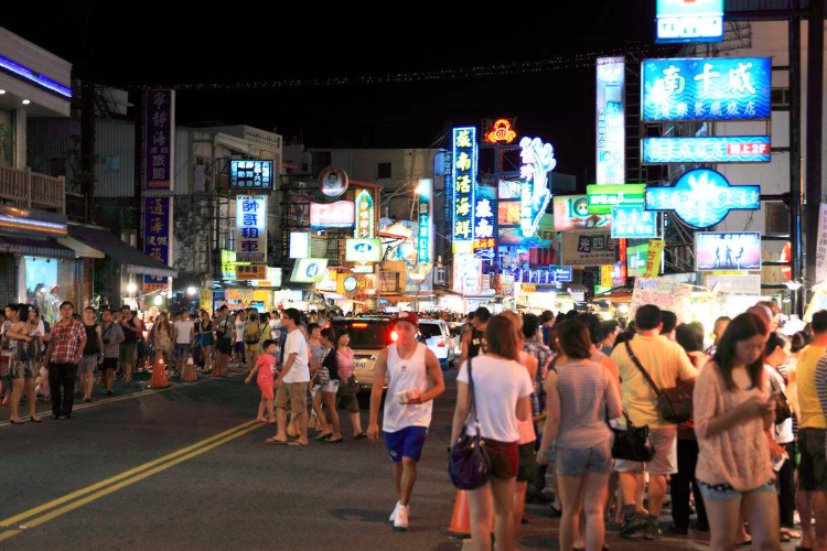 安博体育官方台南最热烈的夜市每当夜幕来临小吃摊集结让人扑朔迷离(图4)