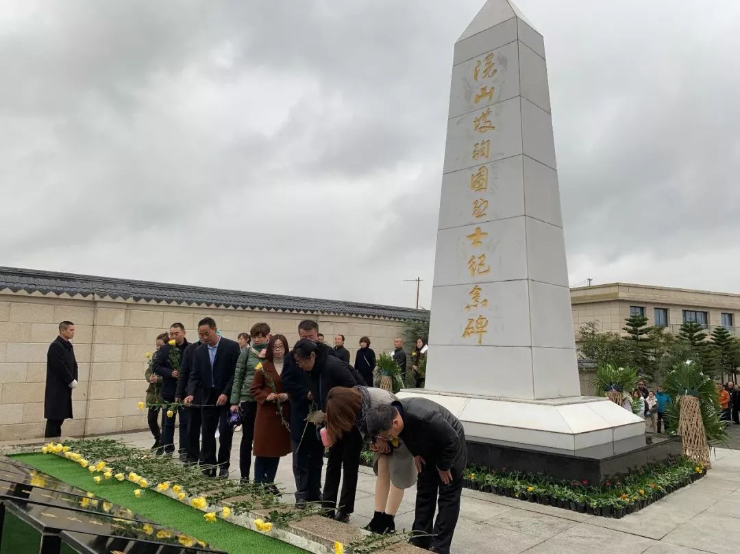 在院山坡烈士陵园纪念碑前举行公祭仪式,全体人员向烈士敬献鲜花院山