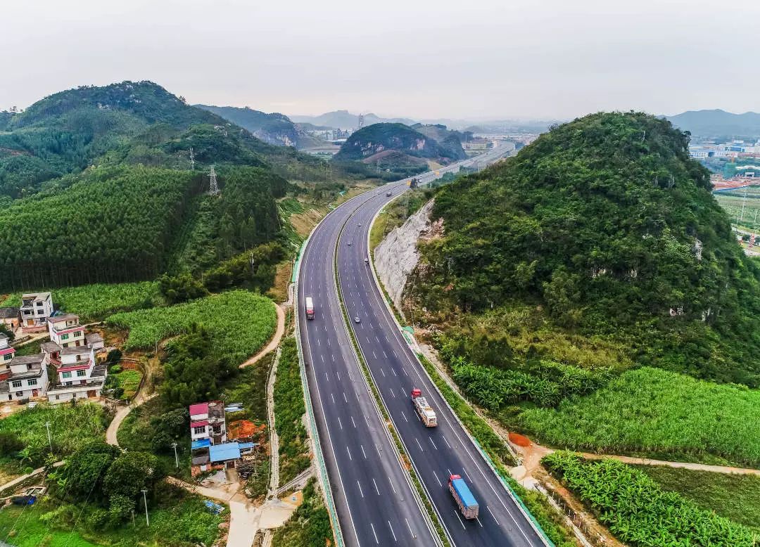 头条广西第一条八车道高速公路通车