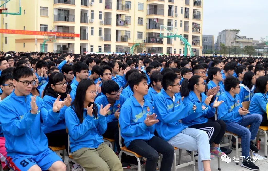 桂平五中发生了什么?数辆特警警车冲进了校园.