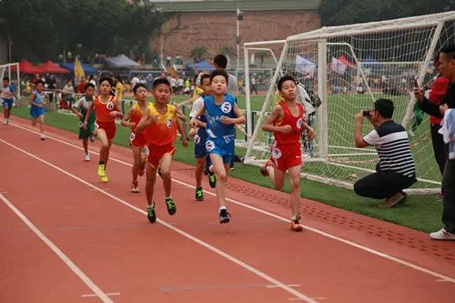 体育 ▏荔湾区举行2018年小学生田径运动会