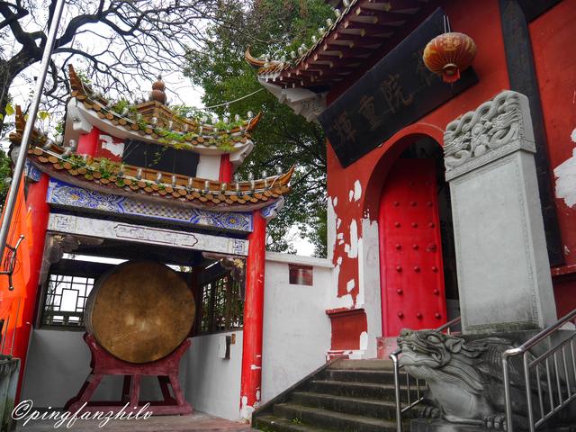 三峡工程让这座寺庙从山下搬到山上,成了打望万州风景的好去处