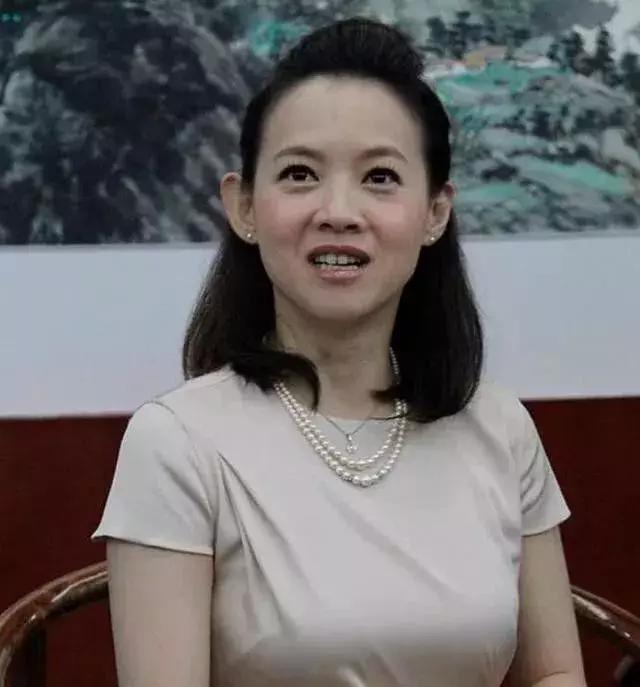 同样是45岁未婚,当李若彤遇上曾宝仪,网友:颜值差了八条街!