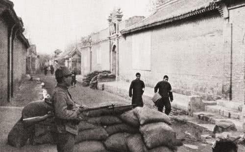抗战时的老照片，抵抗日军的警察城破被俘，而女汉奸举旗迎接日军
