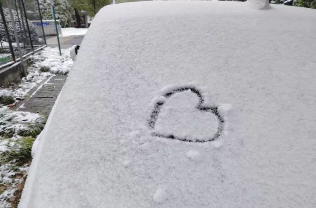 路过二田的时候看到一辆宝车上面堆满了雪人这一定是一辆幸福的小车车