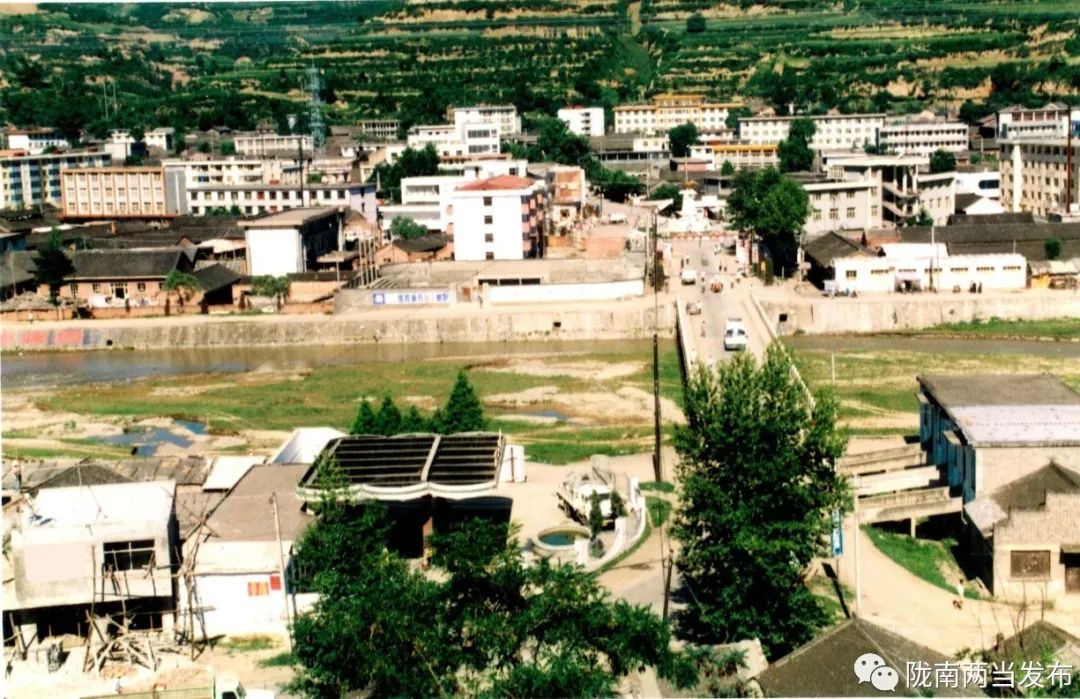 这张照片拍摄于两当县东山上图中可见灯光球场,盘旋路,加油站40年筑梦