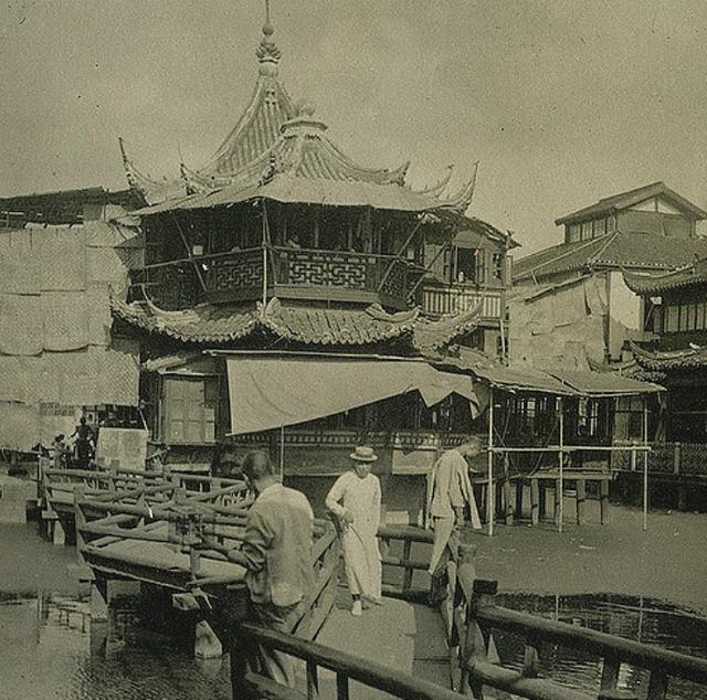 照片拍摄于清末民初之时的上海,吴越之地独特的建筑风格,架在浅河中的