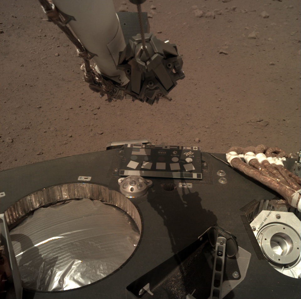洞察号火星车带回来最新的照片,阳光非常强烈