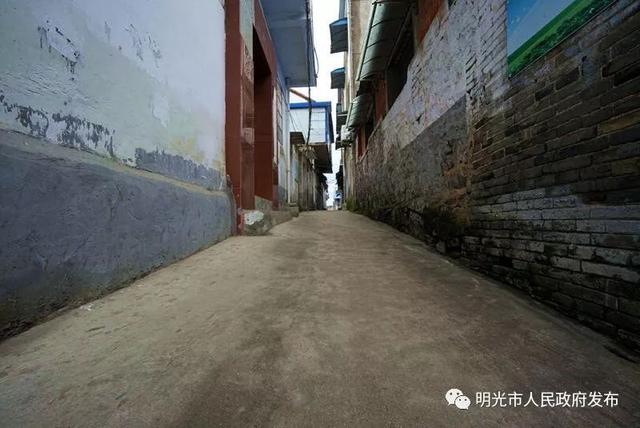 在我退休20年后享受到了",家住明光街道中心路的一位退休职工感慨道