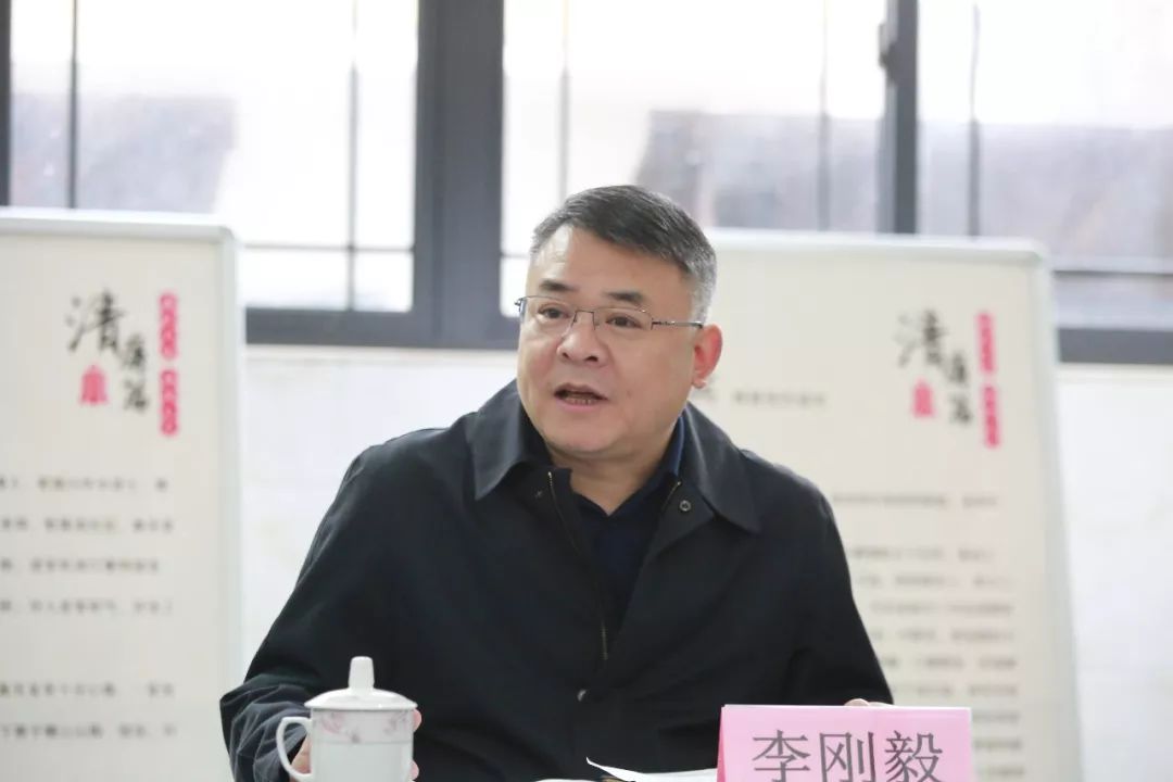 区纪委副书记李刚毅主持汇报会镇党委书记王润东汇报工作横一村书记傅